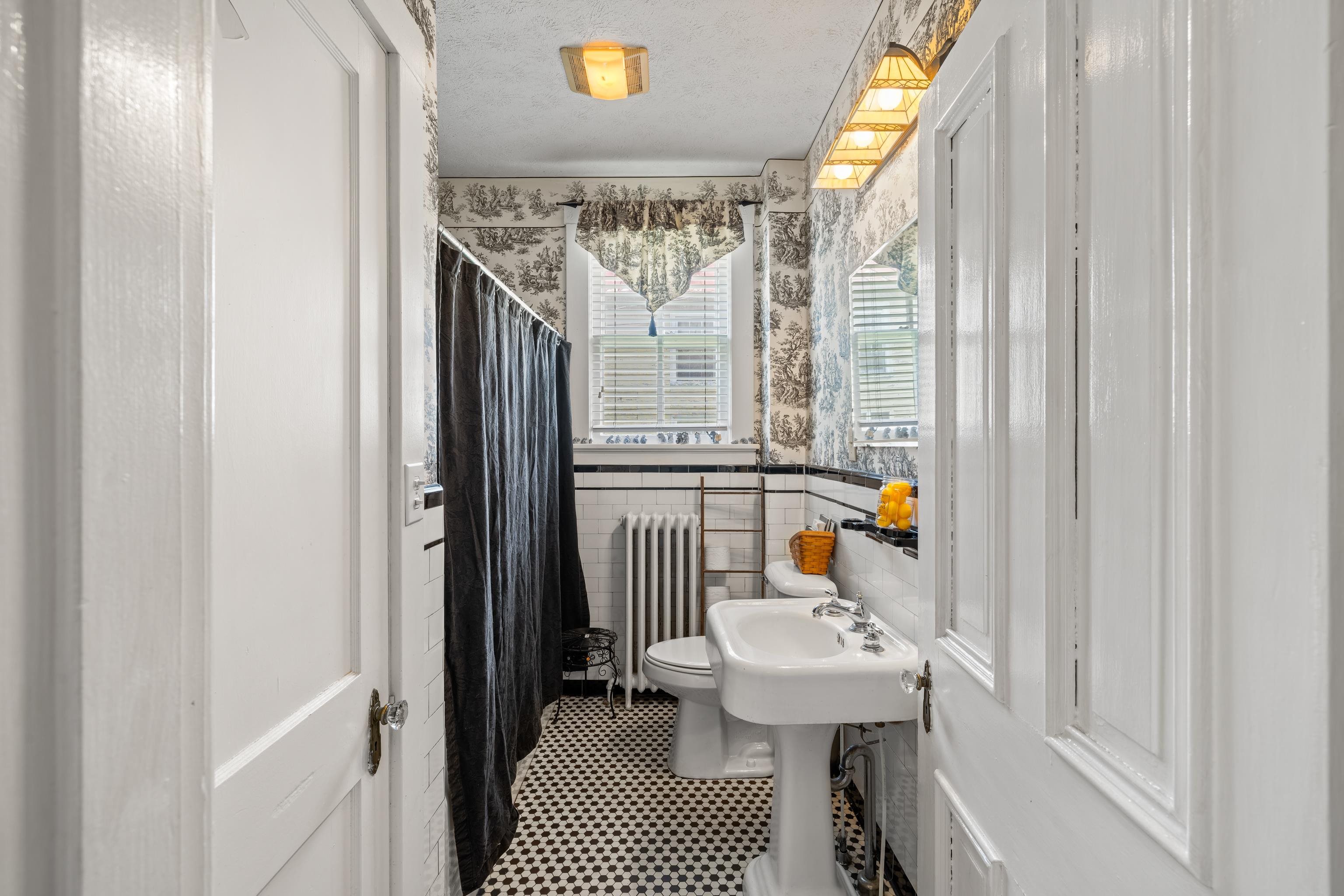 923 N AUGUSTA ST, STAUNTON, Virginia 24401, 5 Bedrooms Bedrooms, ,3 BathroomsBathrooms,Residential,923 N AUGUSTA ST,678683 MLS # 678683 923 N AUGUSTA ST, STAUNTON, Virginia 24401, 5 Bedrooms Bedrooms, ,3 BathroomsBathrooms,Residential,923 N AUGUSTA ST,678683 MLS # 678683