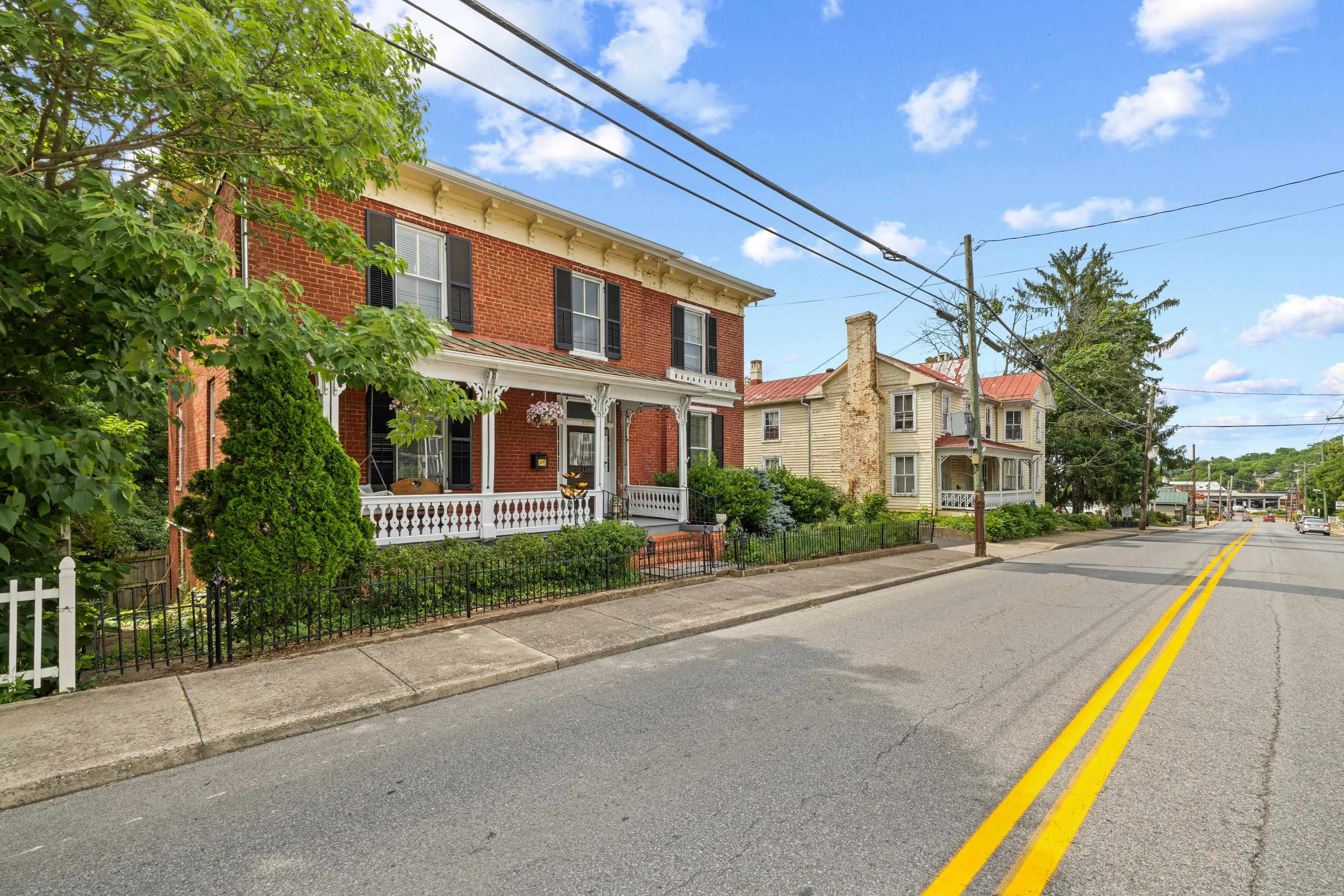 923 N AUGUSTA ST, STAUNTON, Virginia 24401, 5 Bedrooms Bedrooms, ,3 BathroomsBathrooms,Residential,923 N AUGUSTA ST,678683 MLS # 678683 923 N AUGUSTA ST, STAUNTON, Virginia 24401, 5 Bedrooms Bedrooms, ,3 BathroomsBathrooms,Residential,923 N AUGUSTA ST,678683 MLS # 678683