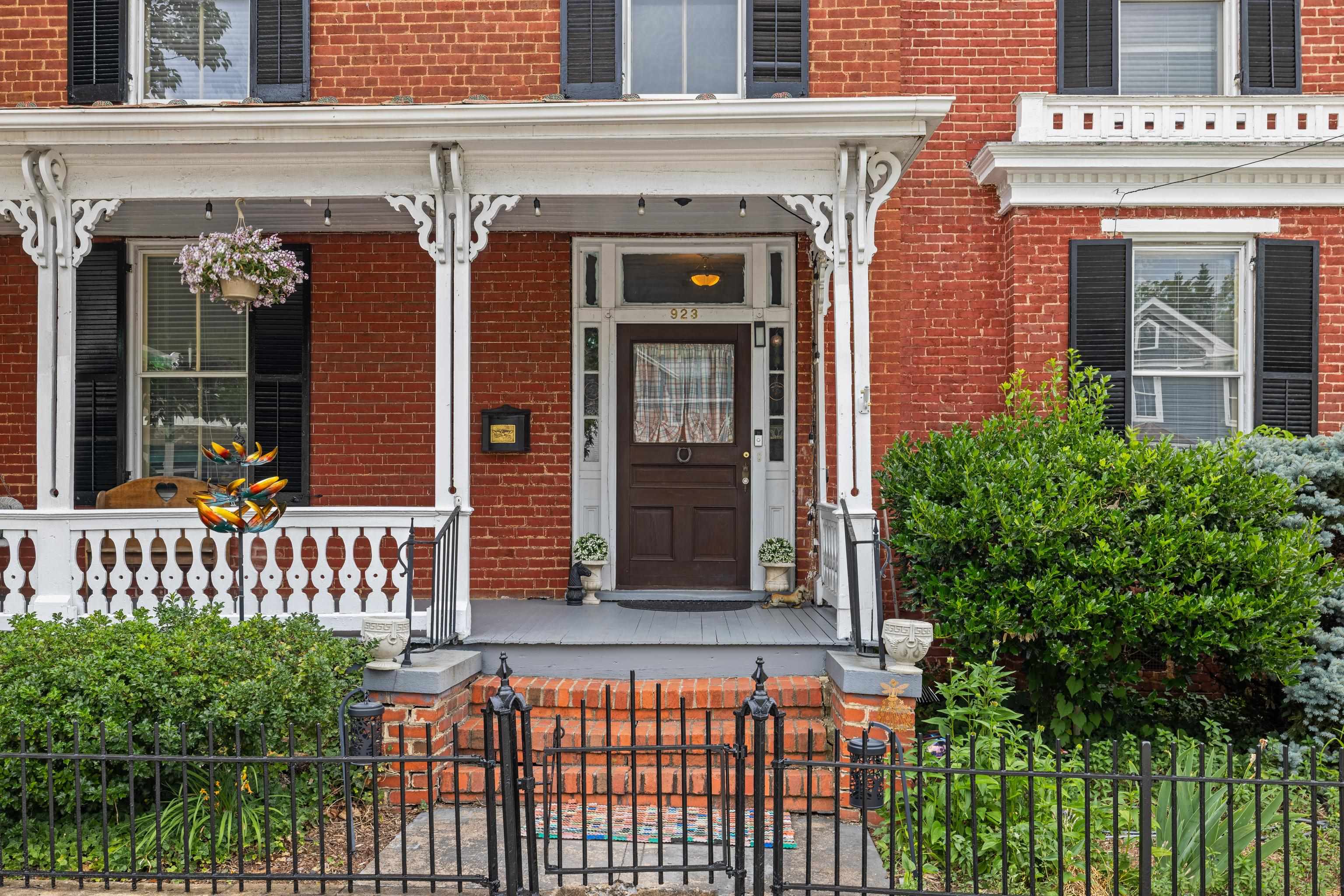923 N AUGUSTA ST, STAUNTON, Virginia 24401, 5 Bedrooms Bedrooms, ,3 BathroomsBathrooms,Residential,923 N AUGUSTA ST,678683 MLS # 678683 923 N AUGUSTA ST, STAUNTON, Virginia 24401, 5 Bedrooms Bedrooms, ,3 BathroomsBathrooms,Residential,923 N AUGUSTA ST,678683 MLS # 678683