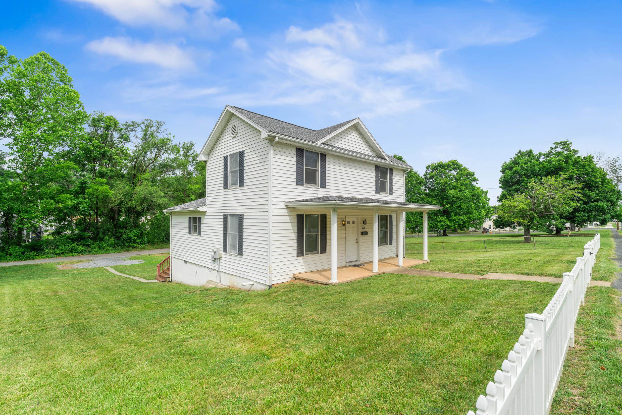 1316 E MAIN ST, WAYNESBORO, Virginia 22980, 3 Bedrooms Bedrooms, ,1 BathroomBathrooms,Residential,1316 E MAIN ST,678762 MLS # 678762