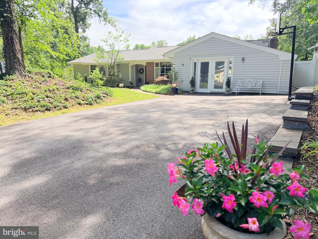 8 POND CIR, FREDERICKSBURG, Virginia 22407, 4 Bedrooms Bedrooms, ,2 BathroomsBathrooms,Residential,BREEZEWOOD,8 POND CIR,VASP2043234 MLS # VASP2043234