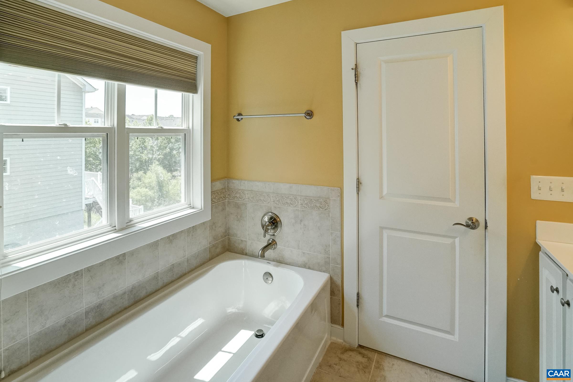 Soaking tub