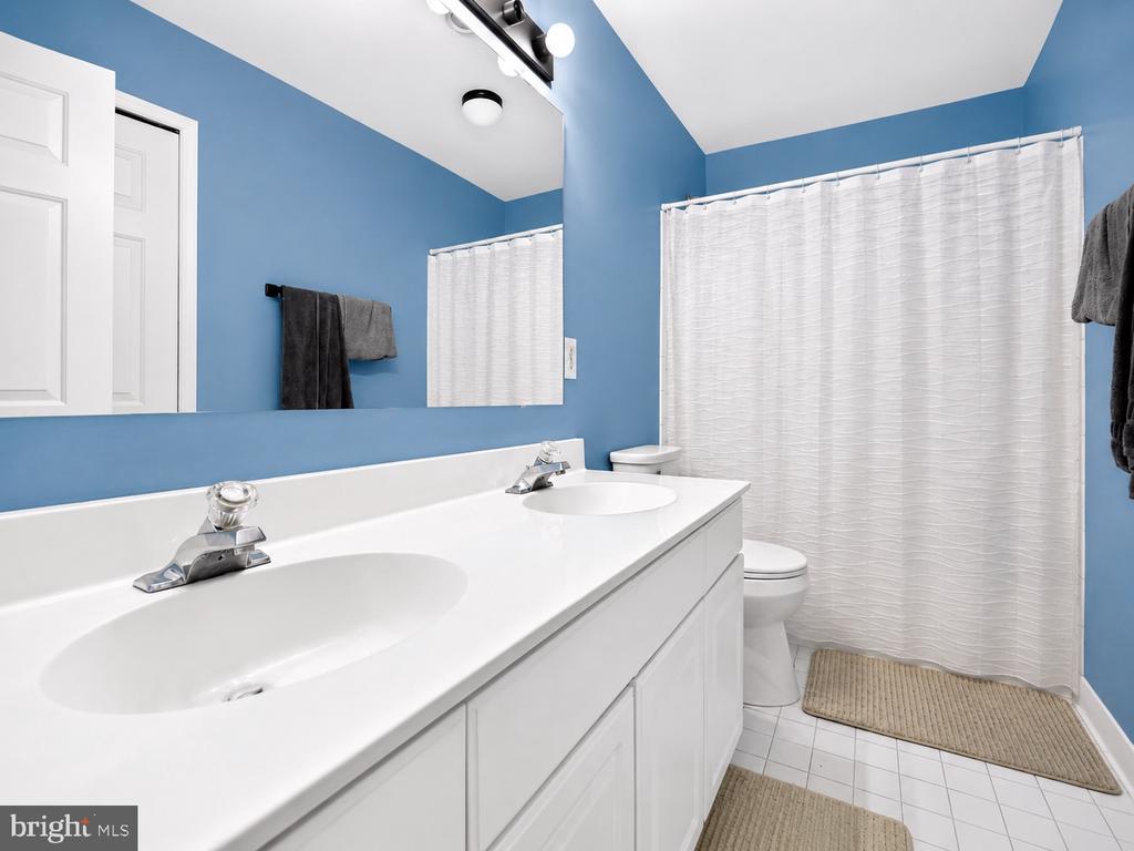 7164 N CREST CT, WARRENTON, Virginia 20187, 4 Bedrooms Bedrooms, ,3 BathroomsBathrooms,Residential,7164 N CREST CT,VAFQ2022516 MLS # VAFQ2022516