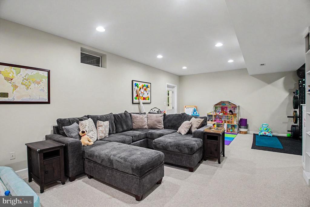 4056 SHRAYER CT, WARRENTON, Virginia 20187, 5 Bedrooms Bedrooms, ,3 BathroomsBathrooms,Residential,4056 SHRAYER CT,VAFQ2022640 MLS # VAFQ2022640