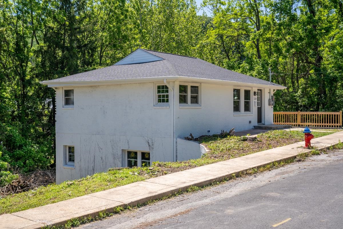 1205 BURNETT ST, STAUNTON, Virginia 24401, 2 Bedrooms Bedrooms, ,1 BathroomBathrooms,Residential,1205 BURNETT ST,677740 MLS # 677740