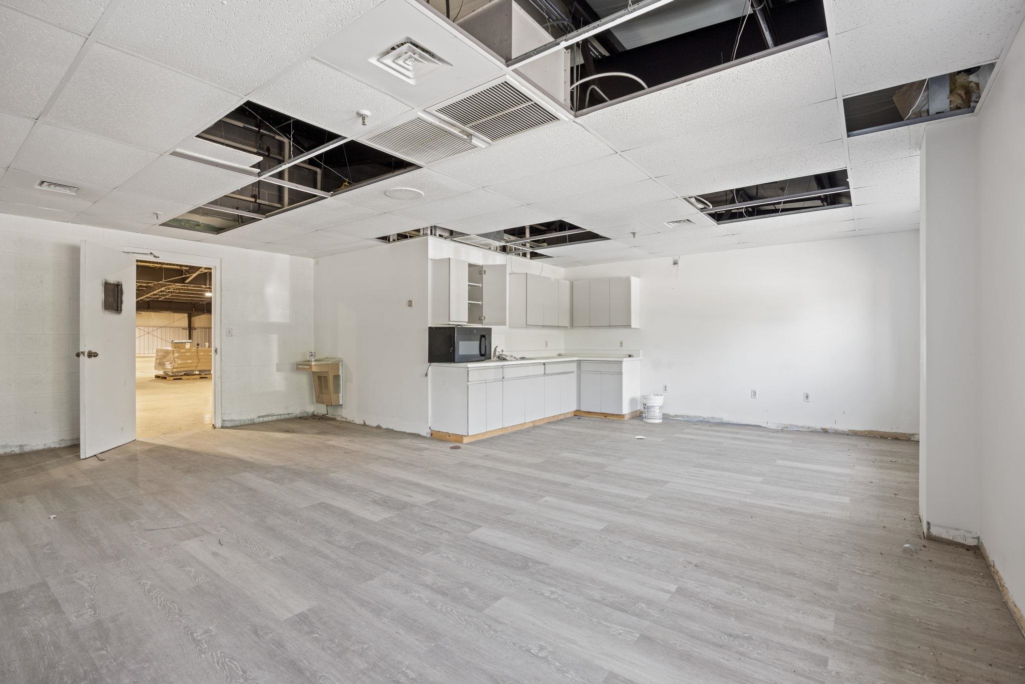 2000 S DELPHINE AVE, WAYNESBORO, Virginia 22980, ,Commercial,2000 S DELPHINE AVE,678869 MLS # 678869