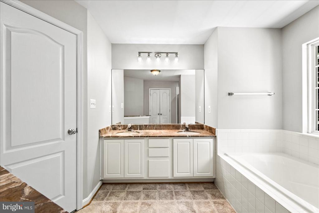 9912 HOLLAND MEADOWS CT, FREDERICKSBURG, Virginia 22408, 6 Bedrooms Bedrooms, ,4 BathroomsBathrooms,Residential,9912 HOLLAND MEADOWS CT,VASP2042824 MLS # VASP2042824