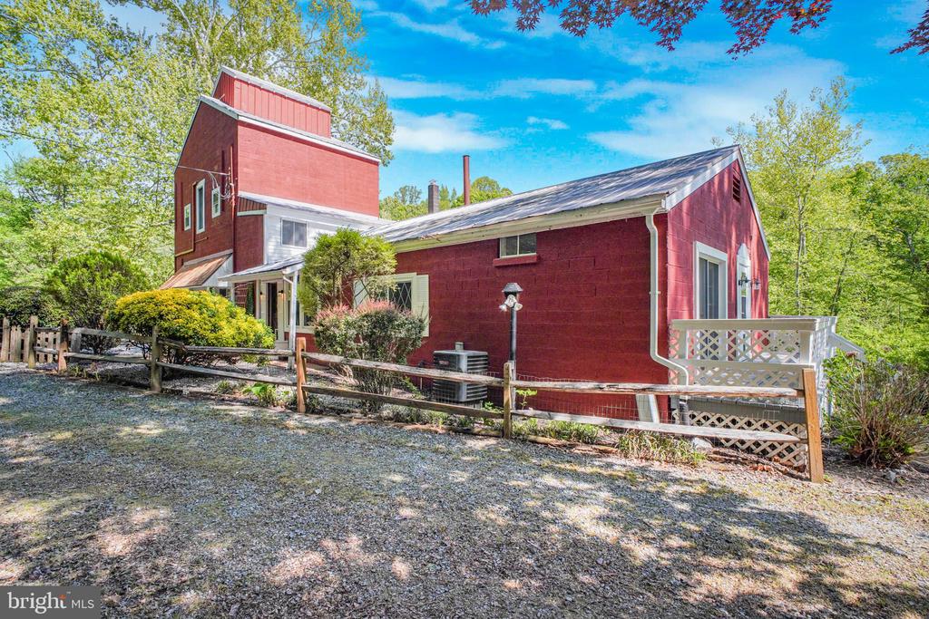 6908 ROXBURY MILL RD, SPOTSYLVANIA, Virginia 22551, 7 Bedrooms Bedrooms, ,5 BathroomsBathrooms,Residential,6908 ROXBURY MILL RD,VASP2043256 MLS # VASP2043256