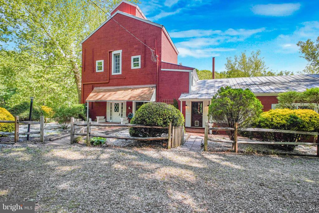 6908 ROXBURY MILL RD, SPOTSYLVANIA, Virginia 22551, 7 Bedrooms Bedrooms, ,5 BathroomsBathrooms,Residential,6908 ROXBURY MILL RD,VASP2043256 MLS # VASP2043256