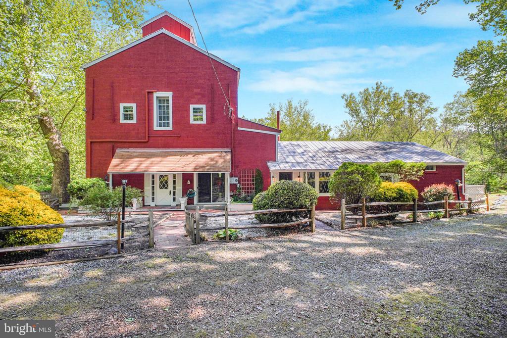 6908 ROXBURY MILL RD, SPOTSYLVANIA, Virginia 22551, 7 Bedrooms Bedrooms, ,5 BathroomsBathrooms,Residential,6908 ROXBURY MILL RD,VASP2043256 MLS # VASP2043256
