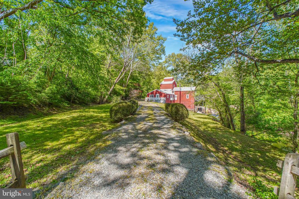 6908 ROXBURY MILL RD, SPOTSYLVANIA, Virginia 22551, 7 Bedrooms Bedrooms, ,5 BathroomsBathrooms,Residential,6908 ROXBURY MILL RD,VASP2043256 MLS # VASP2043256