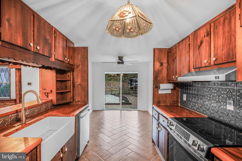 6908 ROXBURY MILL RD, SPOTSYLVANIA, Virginia 22551, 7 Bedrooms Bedrooms, ,5 BathroomsBathrooms,Residential,6908 ROXBURY MILL RD,VASP2043256 MLS # VASP2043256