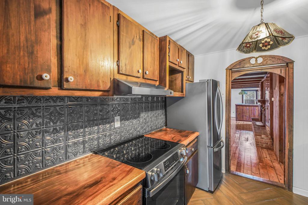 6908 ROXBURY MILL RD, SPOTSYLVANIA, Virginia 22551, 7 Bedrooms Bedrooms, ,5 BathroomsBathrooms,Residential,6908 ROXBURY MILL RD,VASP2043256 MLS # VASP2043256
