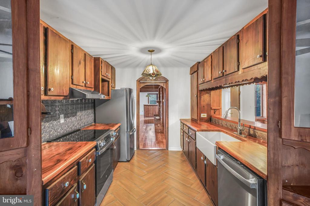 6908 ROXBURY MILL RD, SPOTSYLVANIA, Virginia 22551, 7 Bedrooms Bedrooms, ,5 BathroomsBathrooms,Residential,6908 ROXBURY MILL RD,VASP2043256 MLS # VASP2043256
