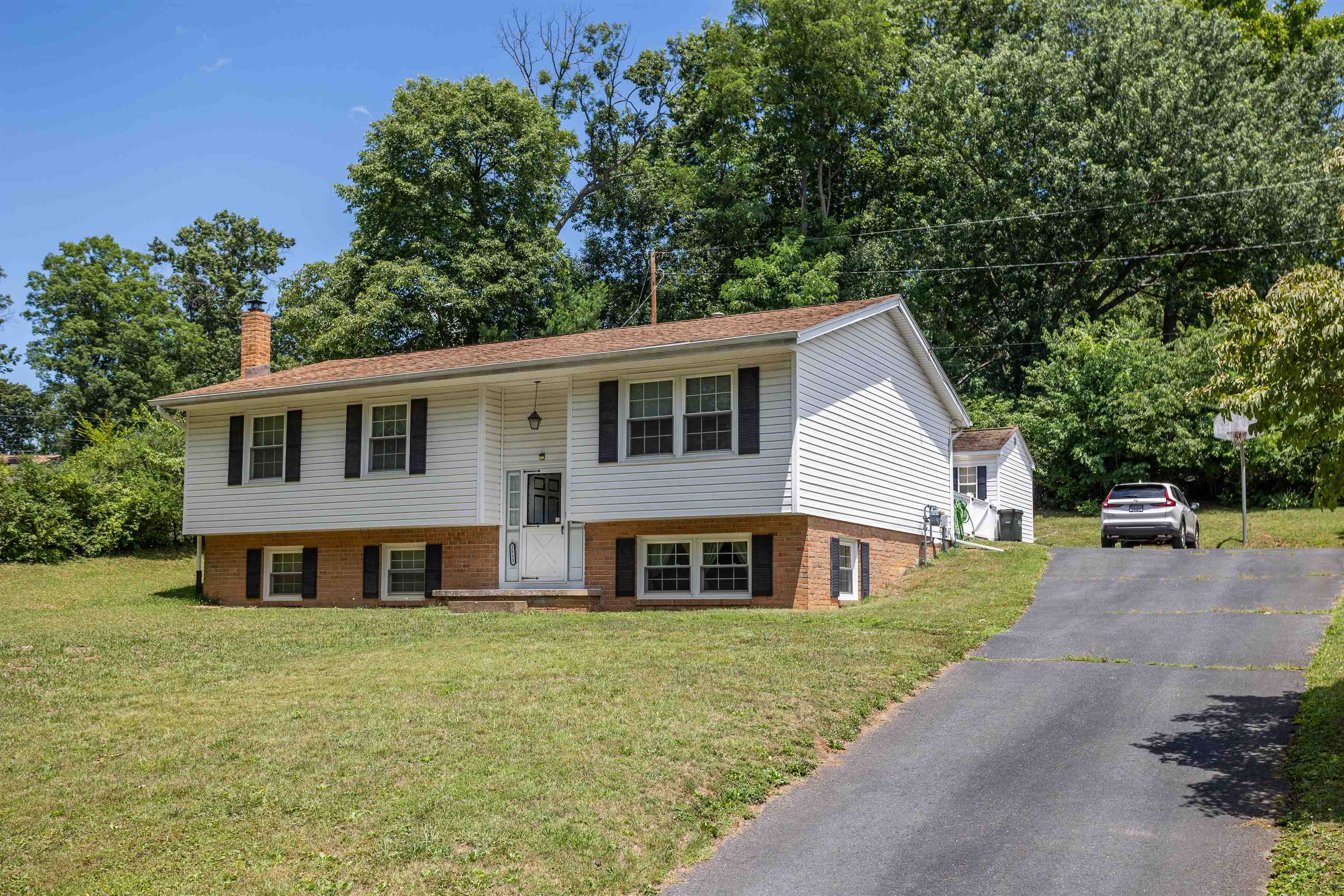 2513 KNOLLWOOD DR, STAUNTON, Virginia 24401, 4 Bedrooms Bedrooms, ,1 BathroomBathrooms,Residential,2513 KNOLLWOOD DR,678843 MLS # 678843