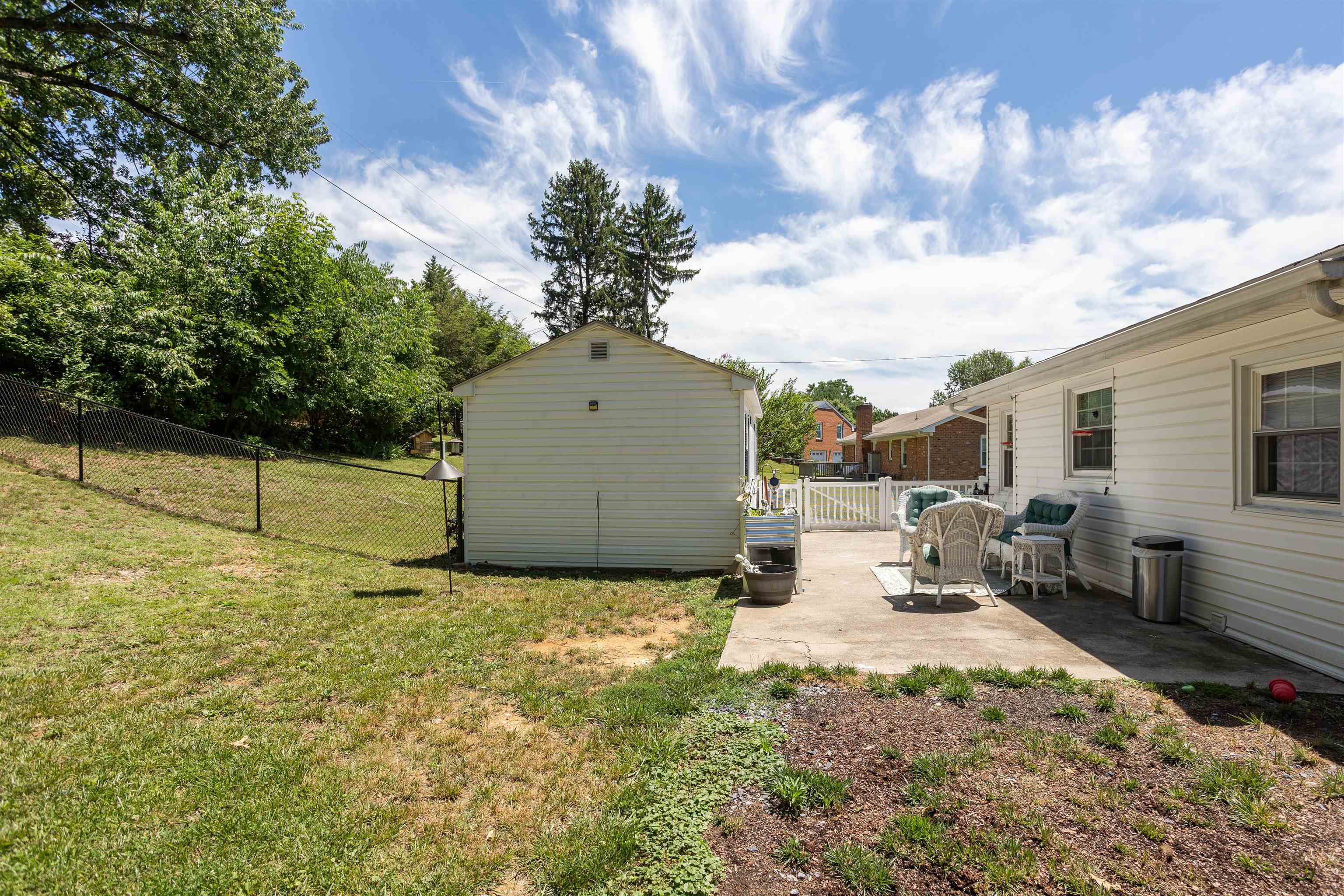 2513 KNOLLWOOD DR, STAUNTON, Virginia 24401, 4 Bedrooms Bedrooms, ,1 BathroomBathrooms,Residential,2513 KNOLLWOOD DR,678843 MLS # 678843
