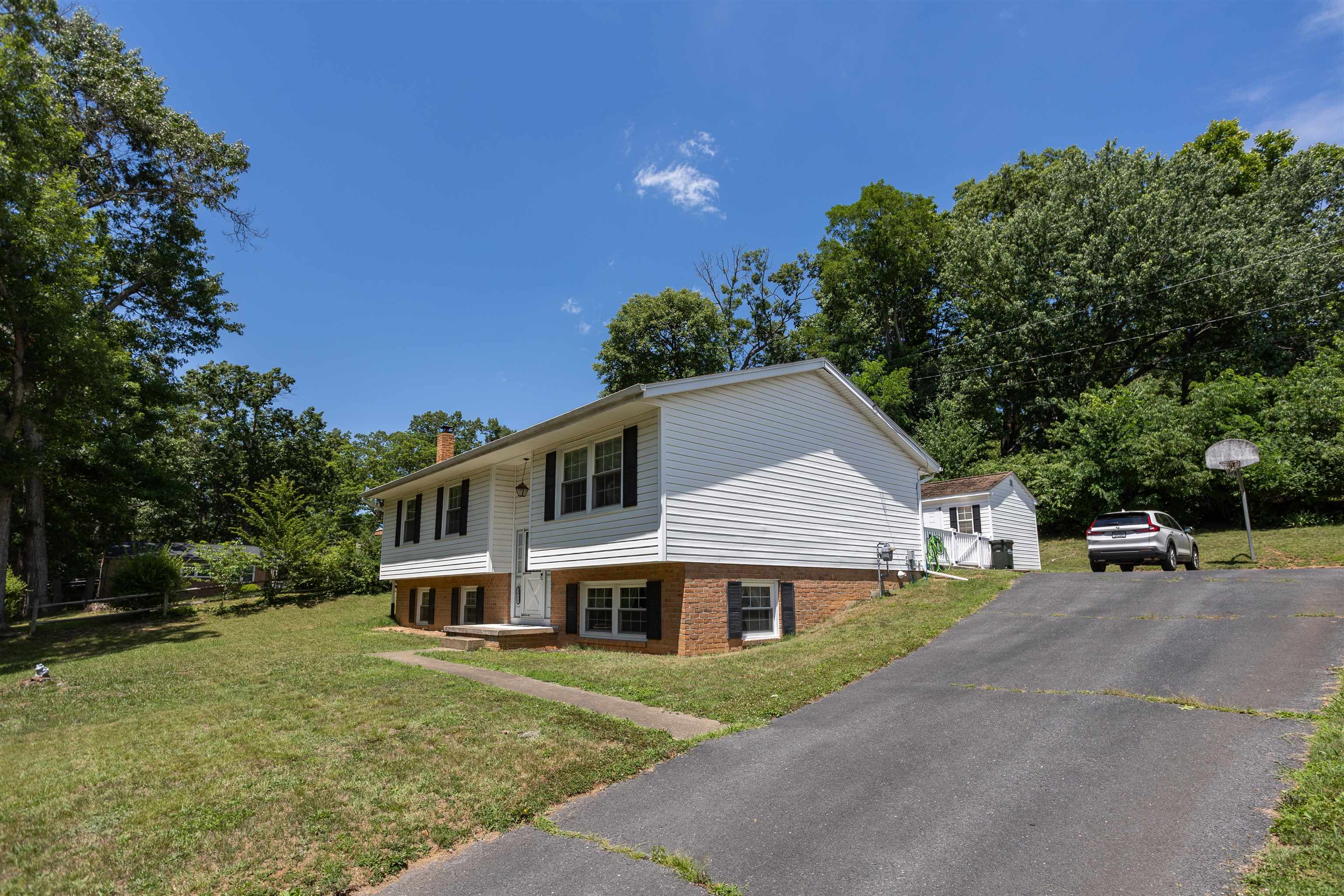 2513 KNOLLWOOD DR, STAUNTON, Virginia 24401, 4 Bedrooms Bedrooms, ,1 BathroomBathrooms,Residential,2513 KNOLLWOOD DR,678843 MLS # 678843