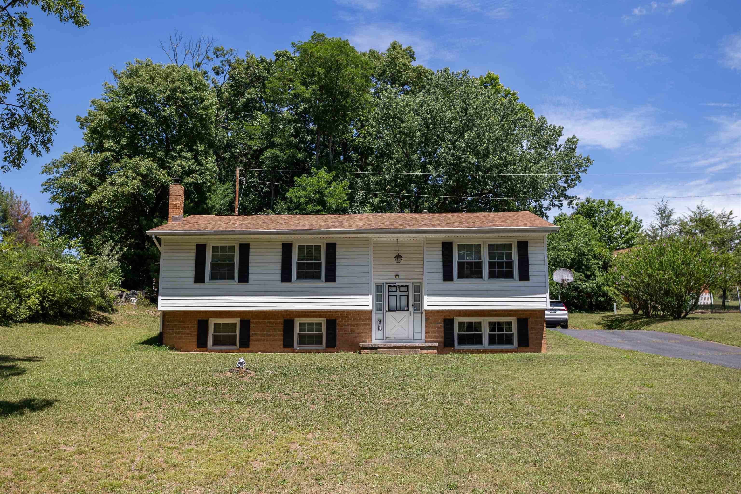 2513 KNOLLWOOD DR, STAUNTON, Virginia 24401, 4 Bedrooms Bedrooms, ,1 BathroomBathrooms,Residential,2513 KNOLLWOOD DR,678843 MLS # 678843