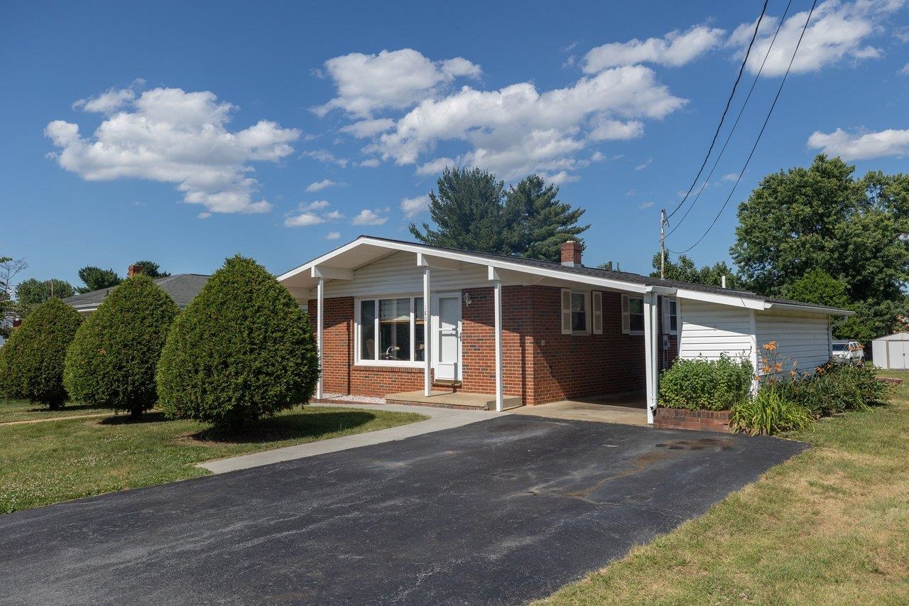 180 SUNSET DR, DAYTON, Virginia 22821, 2 Bedrooms Bedrooms, ,1 BathroomBathrooms,Residential,180 SUNSET DR,678856 MLS # 678856