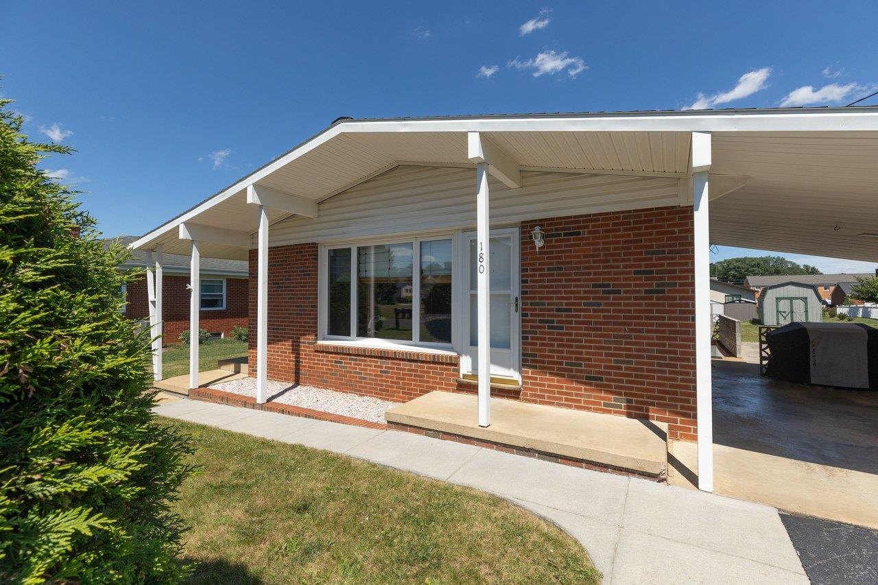 180 SUNSET DR, DAYTON, Virginia 22821, 2 Bedrooms Bedrooms, ,1 BathroomBathrooms,Residential,180 SUNSET DR,678856 MLS # 678856