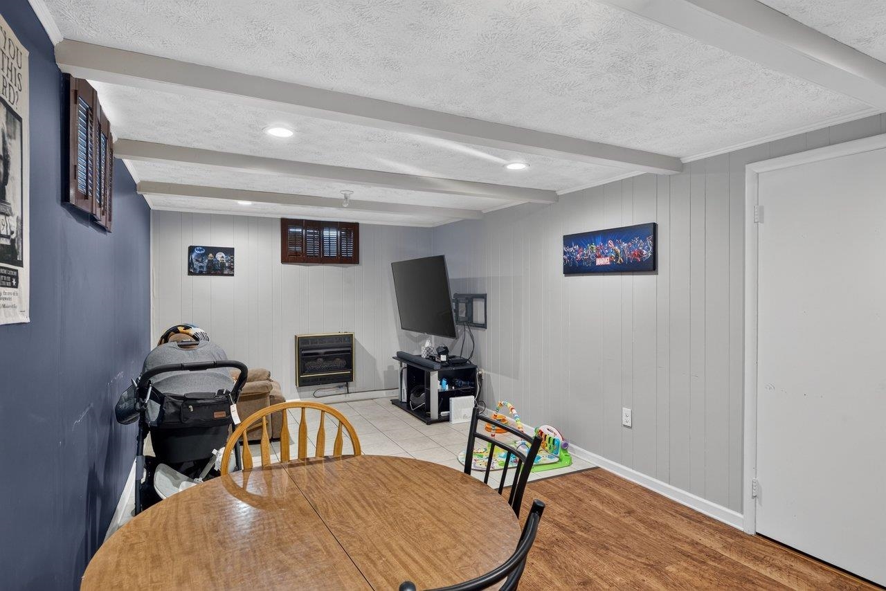 180 SUNSET DR, DAYTON, Virginia 22821, 2 Bedrooms Bedrooms, ,1 BathroomBathrooms,Residential,180 SUNSET DR,678856 MLS # 678856