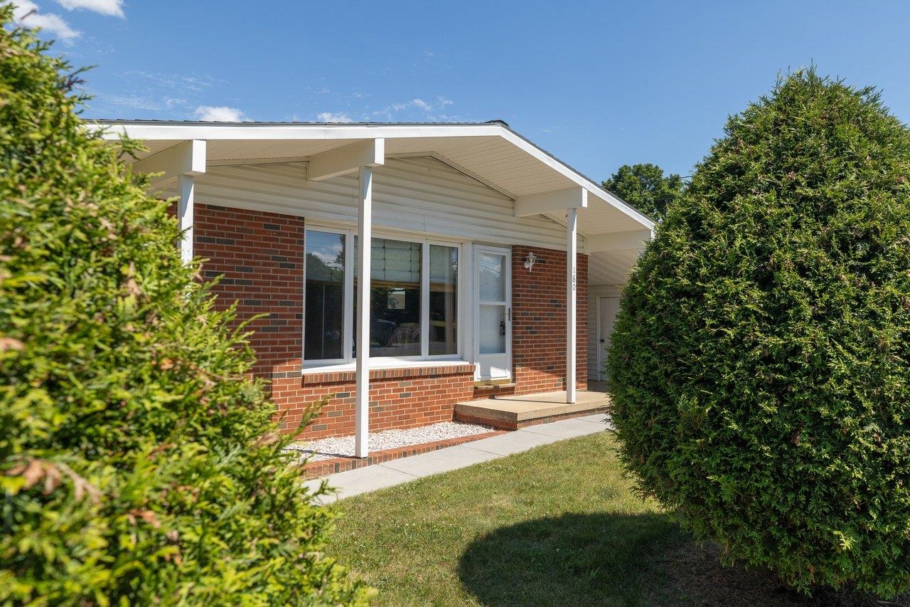 180 SUNSET DR, DAYTON, Virginia 22821, 2 Bedrooms Bedrooms, ,1 BathroomBathrooms,Residential,180 SUNSET DR,678856 MLS # 678856