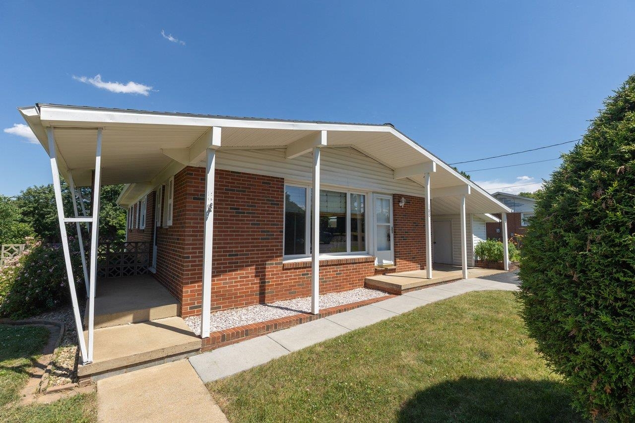 180 SUNSET DR, DAYTON, Virginia 22821, 2 Bedrooms Bedrooms, ,1 BathroomBathrooms,Residential,180 SUNSET DR,678856 MLS # 678856
