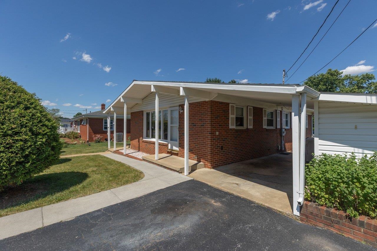 180 SUNSET DR, DAYTON, Virginia 22821, 2 Bedrooms Bedrooms, ,1 BathroomBathrooms,Residential,180 SUNSET DR,678856 MLS # 678856