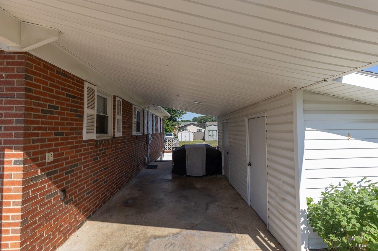180 SUNSET DR, DAYTON, Virginia 22821, 2 Bedrooms Bedrooms, ,1 BathroomBathrooms,Residential,180 SUNSET DR,678856 MLS # 678856