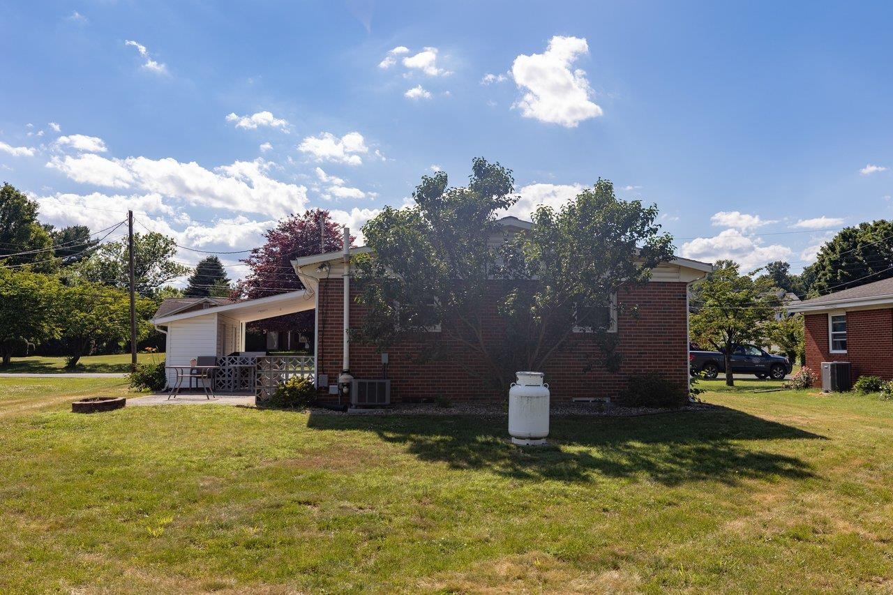 180 SUNSET DR, DAYTON, Virginia 22821, 2 Bedrooms Bedrooms, ,1 BathroomBathrooms,Residential,180 SUNSET DR,678856 MLS # 678856