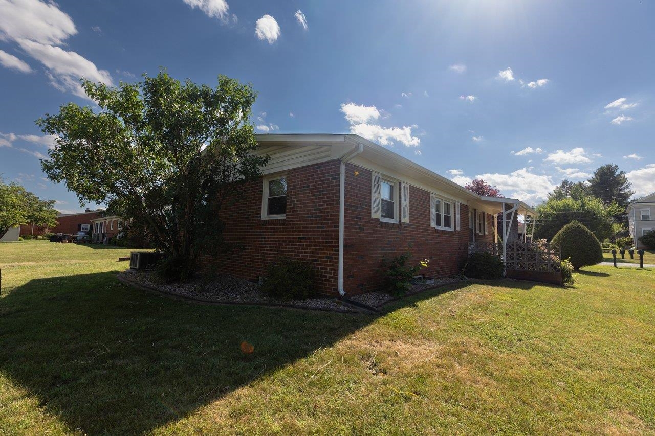 180 SUNSET DR, DAYTON, Virginia 22821, 2 Bedrooms Bedrooms, ,1 BathroomBathrooms,Residential,180 SUNSET DR,678856 MLS # 678856