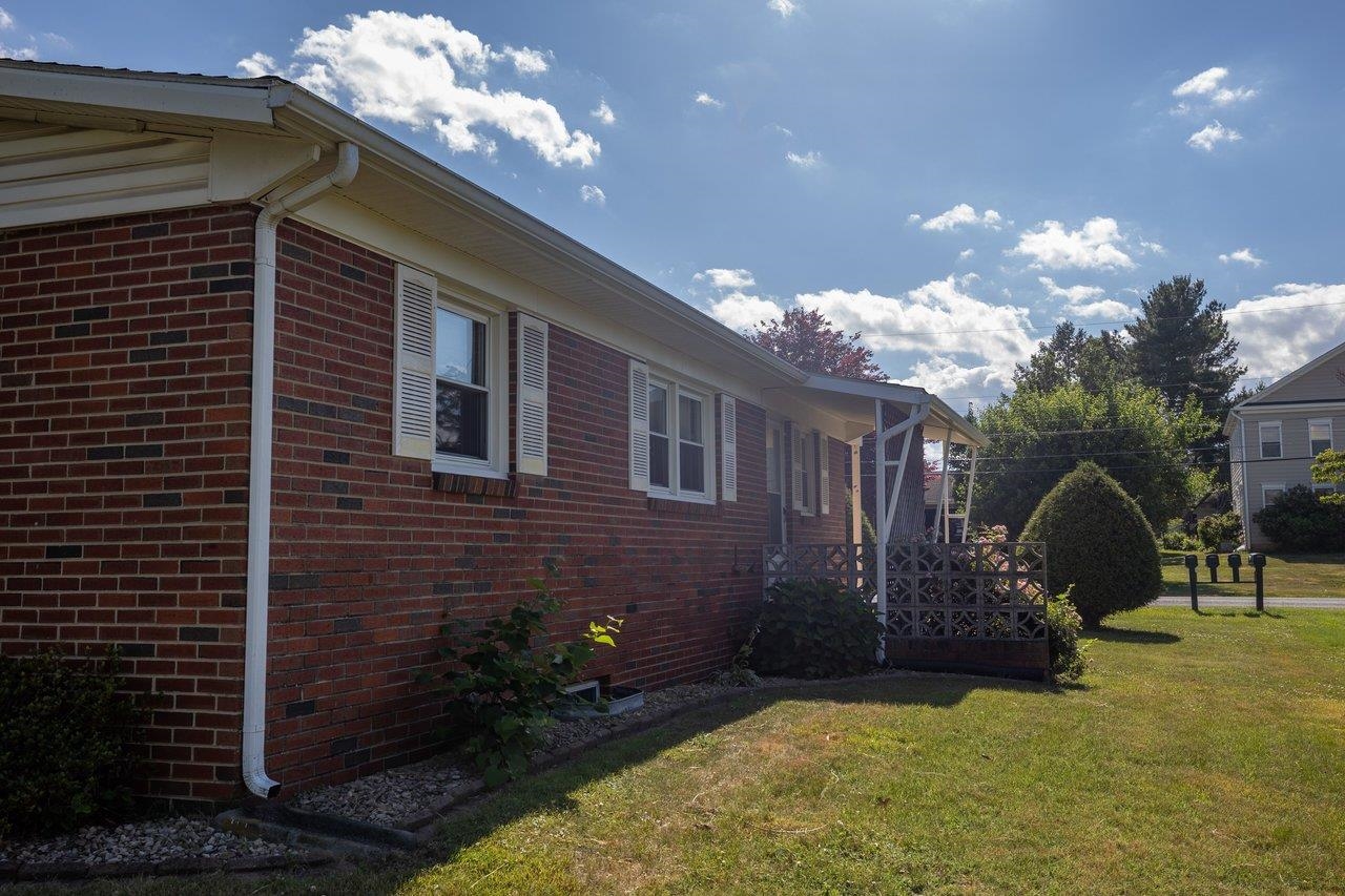180 SUNSET DR, DAYTON, Virginia 22821, 2 Bedrooms Bedrooms, ,1 BathroomBathrooms,Residential,180 SUNSET DR,678856 MLS # 678856