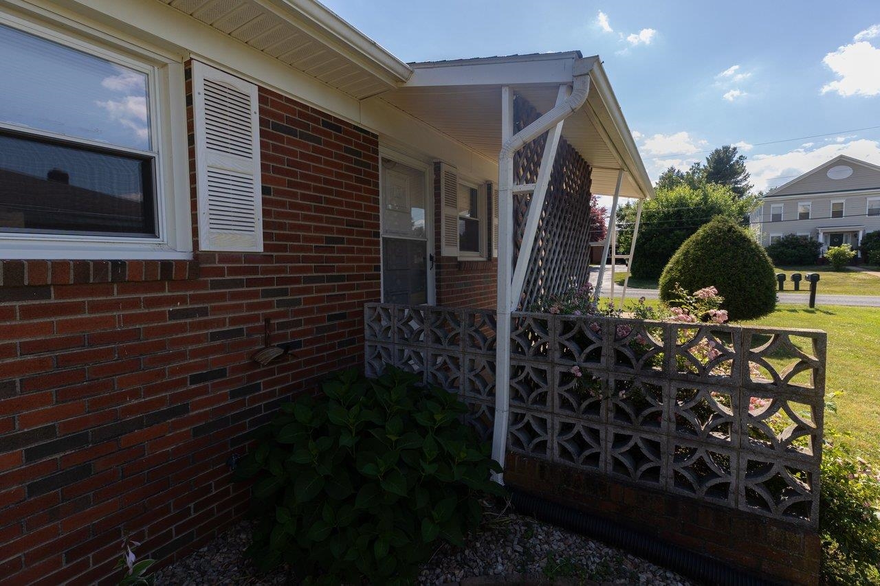 180 SUNSET DR, DAYTON, Virginia 22821, 2 Bedrooms Bedrooms, ,1 BathroomBathrooms,Residential,180 SUNSET DR,678856 MLS # 678856