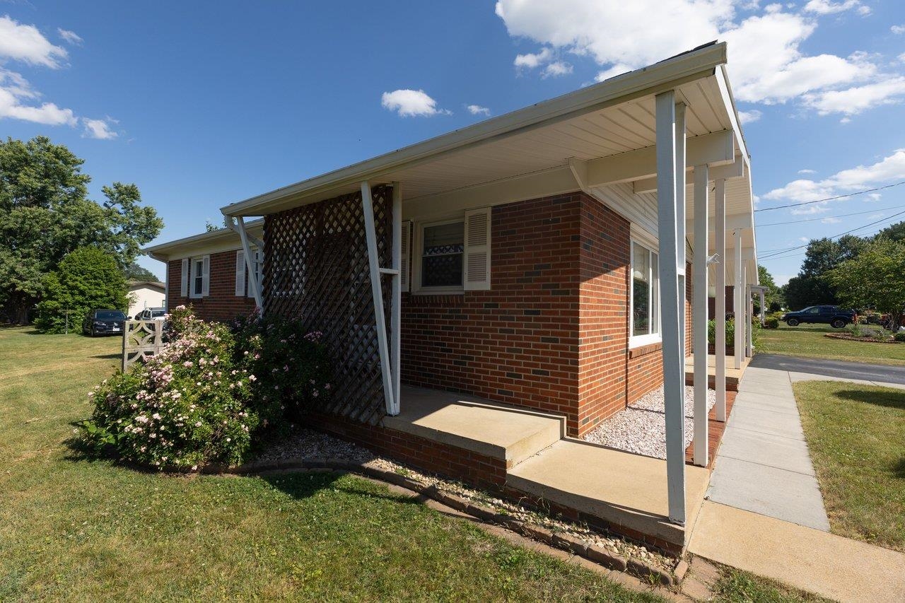180 SUNSET DR, DAYTON, Virginia 22821, 2 Bedrooms Bedrooms, ,1 BathroomBathrooms,Residential,180 SUNSET DR,678856 MLS # 678856