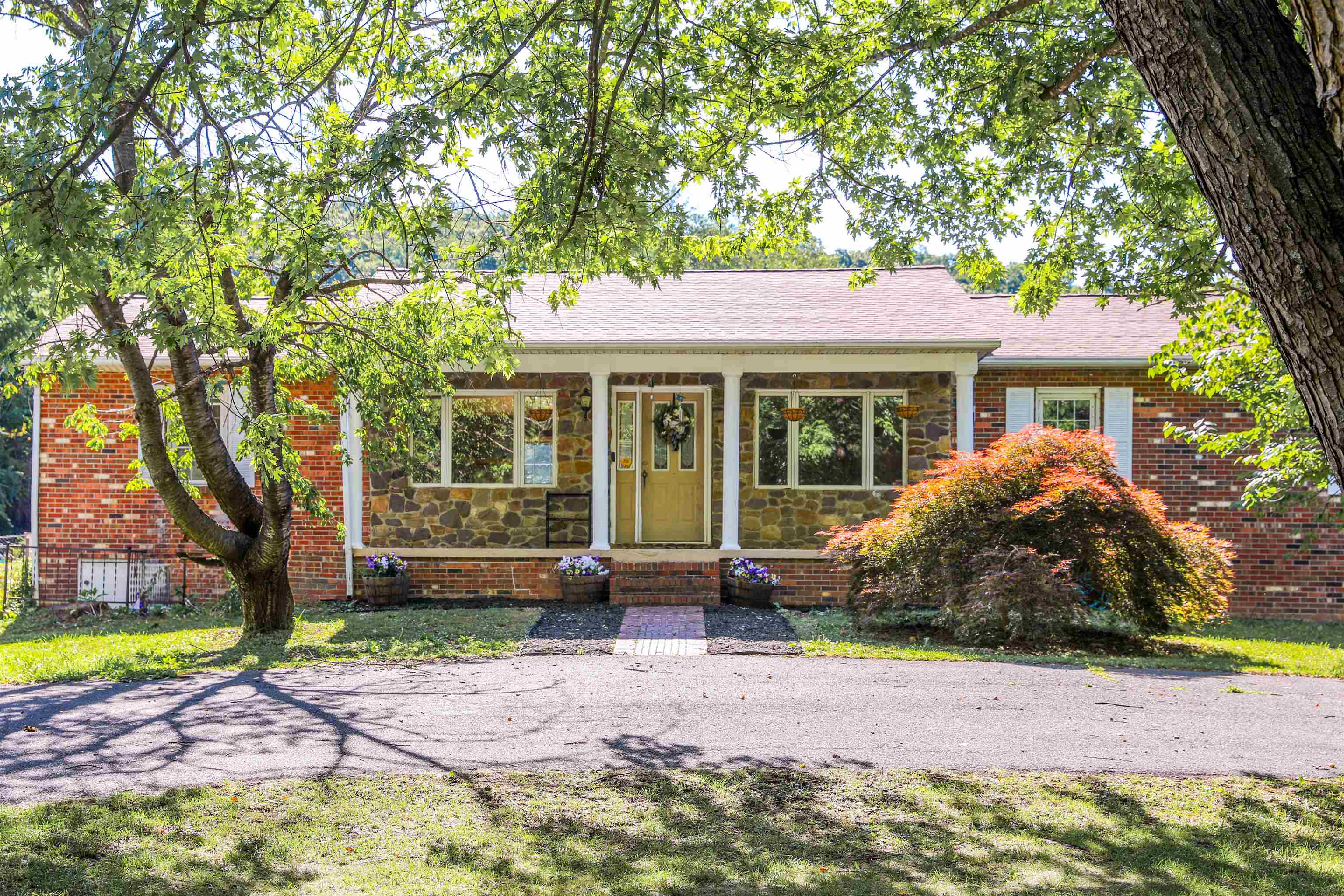 234 MONTGOMERY RD, STAUNTON, Virginia 24401, 5 Bedrooms Bedrooms, ,2 BathroomsBathrooms,Residential,234 MONTGOMERY RD,678870 MLS # 678870