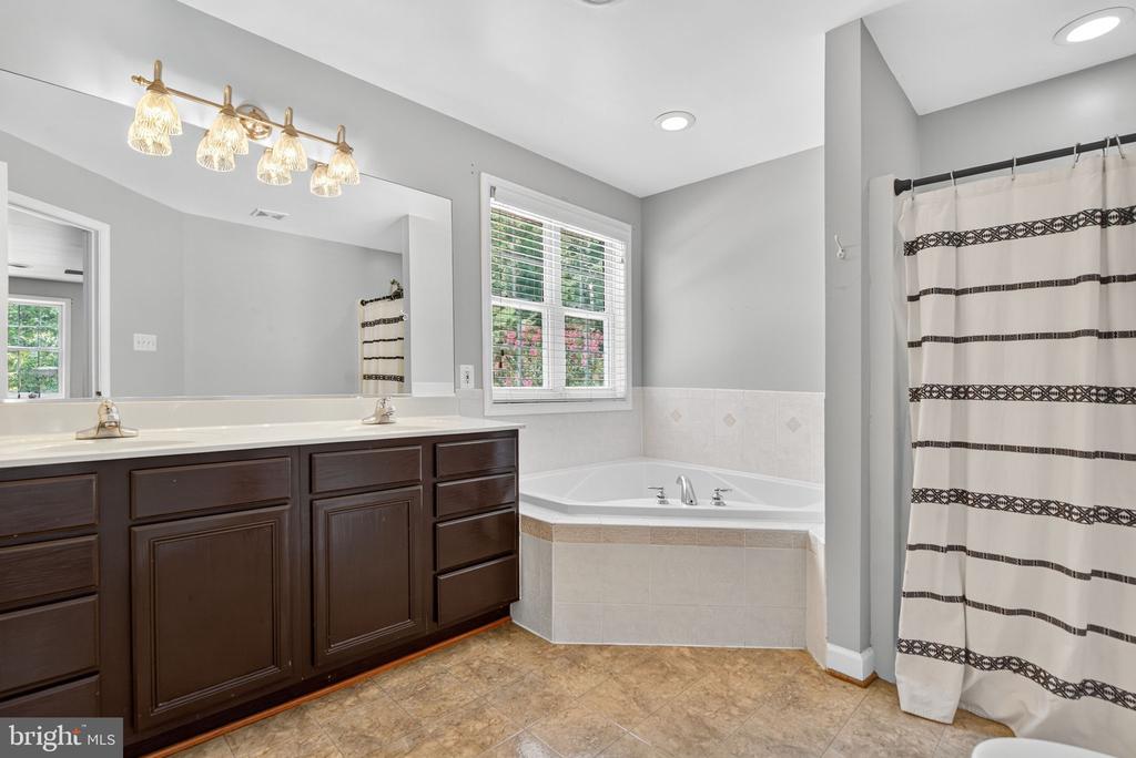 124 FAWN HILLS DR, FREDERICKSBURG, Virginia 22407, 5 Bedrooms Bedrooms, ,3 BathroomsBathrooms,Residential,124 FAWN HILLS DR,VASP2043202 MLS # VASP2043202