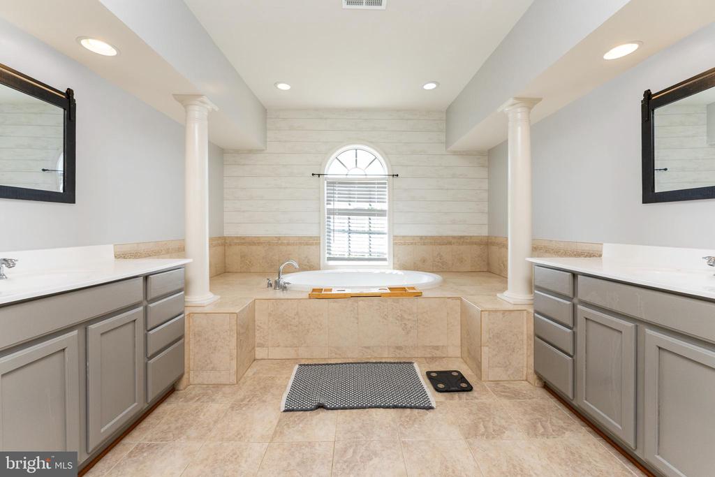 4650 SPRING RUN RD, WARRENTON, Virginia 20187, 5 Bedrooms Bedrooms, ,4 BathroomsBathrooms,Residential,4650 SPRING RUN RD,VAFQ2022170 MLS # VAFQ2022170