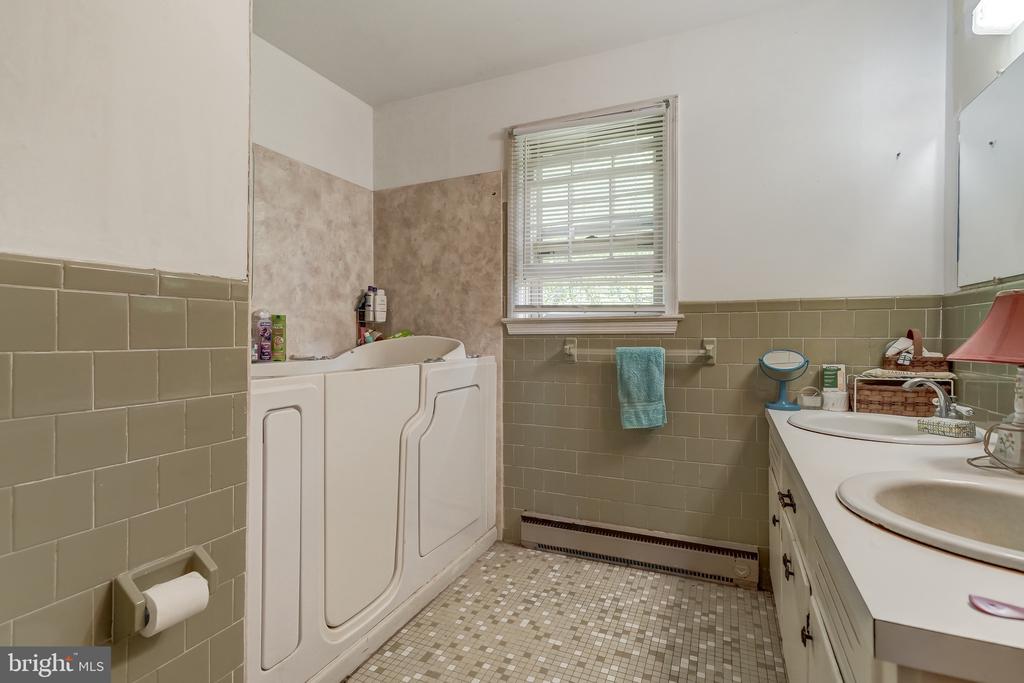 8858 POINDEXTER RD, LOUISA, Virginia 23093, 3 Bedrooms Bedrooms, ,3 BathroomsBathrooms,Residential,8858 POINDEXTER RD,VALA2010124 MLS # VALA2010124