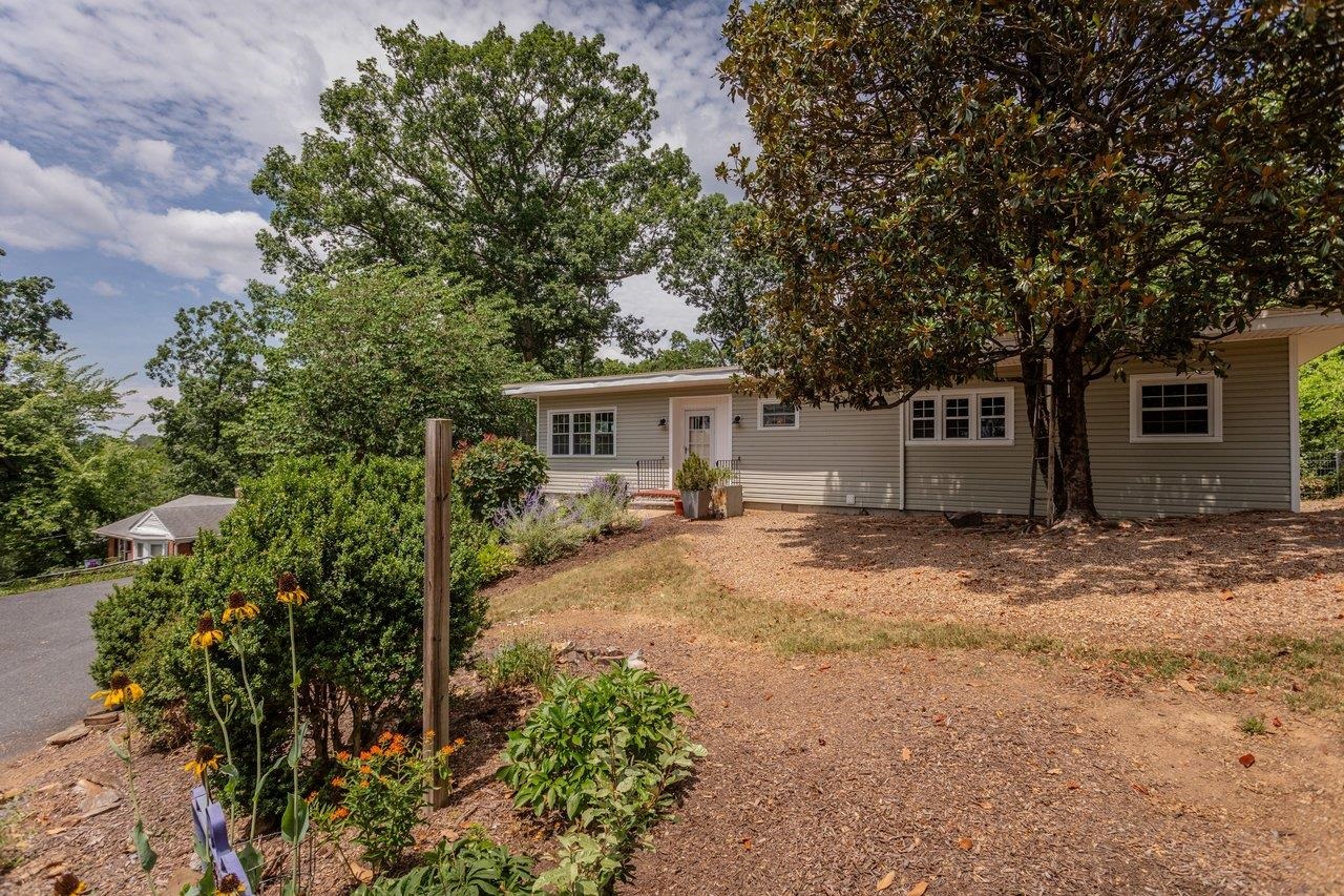 450 MOUNTAIN VIEW DR, STAUNTON, Virginia 24401, 2 Bedrooms Bedrooms, ,1 BathroomBathrooms,Residential,450 MOUNTAIN VIEW DR,678780 MLS # 678780