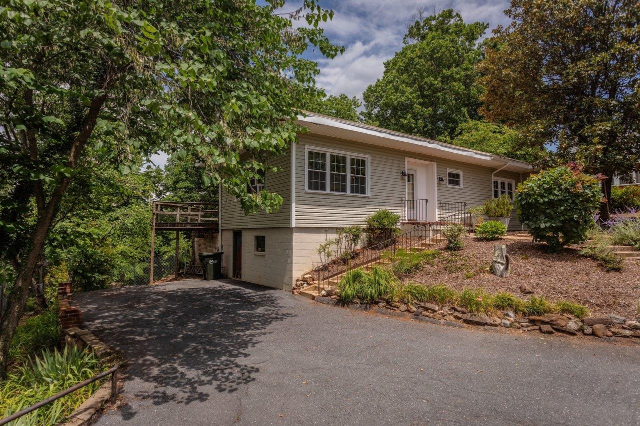 450 MOUNTAIN VIEW DR, STAUNTON, Virginia 24401, 2 Bedrooms Bedrooms, ,1 BathroomBathrooms,Residential,450 MOUNTAIN VIEW DR,678780 MLS # 678780
