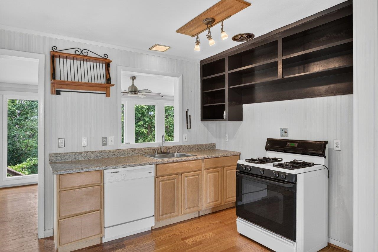 450 MOUNTAIN VIEW DR, STAUNTON, Virginia 24401, 2 Bedrooms Bedrooms, ,1 BathroomBathrooms,Residential,450 MOUNTAIN VIEW DR,678780 MLS # 678780