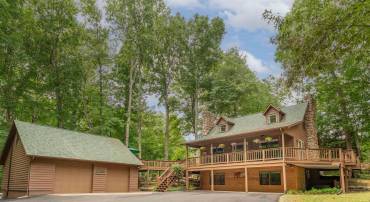Expansive living indoor and out