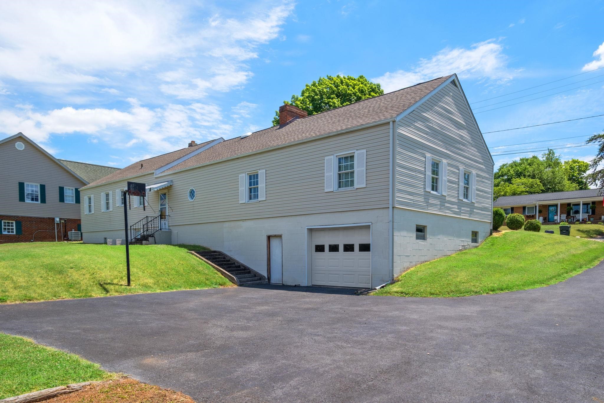 40 SUNSET BLVD, STAUNTON, Virginia 24401, 3 Bedrooms Bedrooms, ,1 BathroomBathrooms,Residential,40 SUNSET BLVD,678890 MLS # 678890