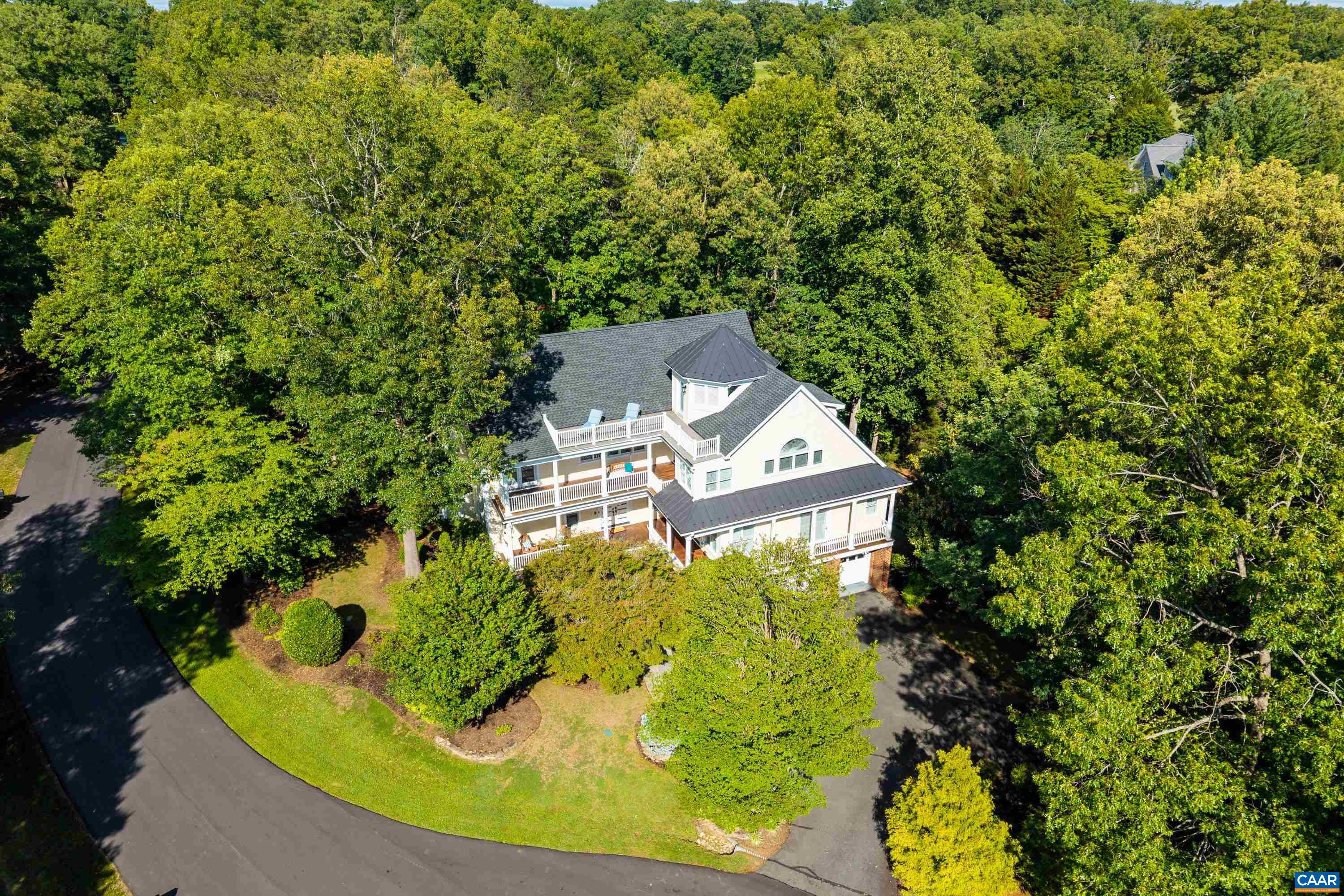 An absolutly wonderful cul de sac. Short Walk or golf cart to Club