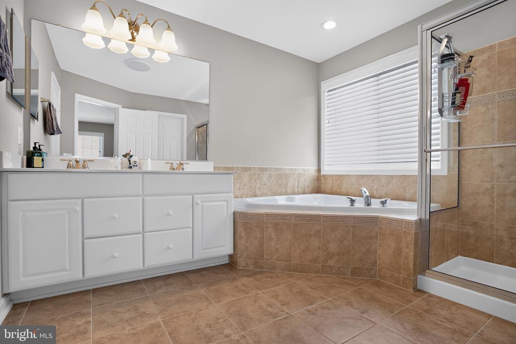 6442 WHITES MILL LN, WARRENTON, Virginia 20187, 5 Bedrooms Bedrooms, ,4 BathroomsBathrooms,Residential,6442 WHITES MILL LN,VAFQ2022682 MLS # VAFQ2022682