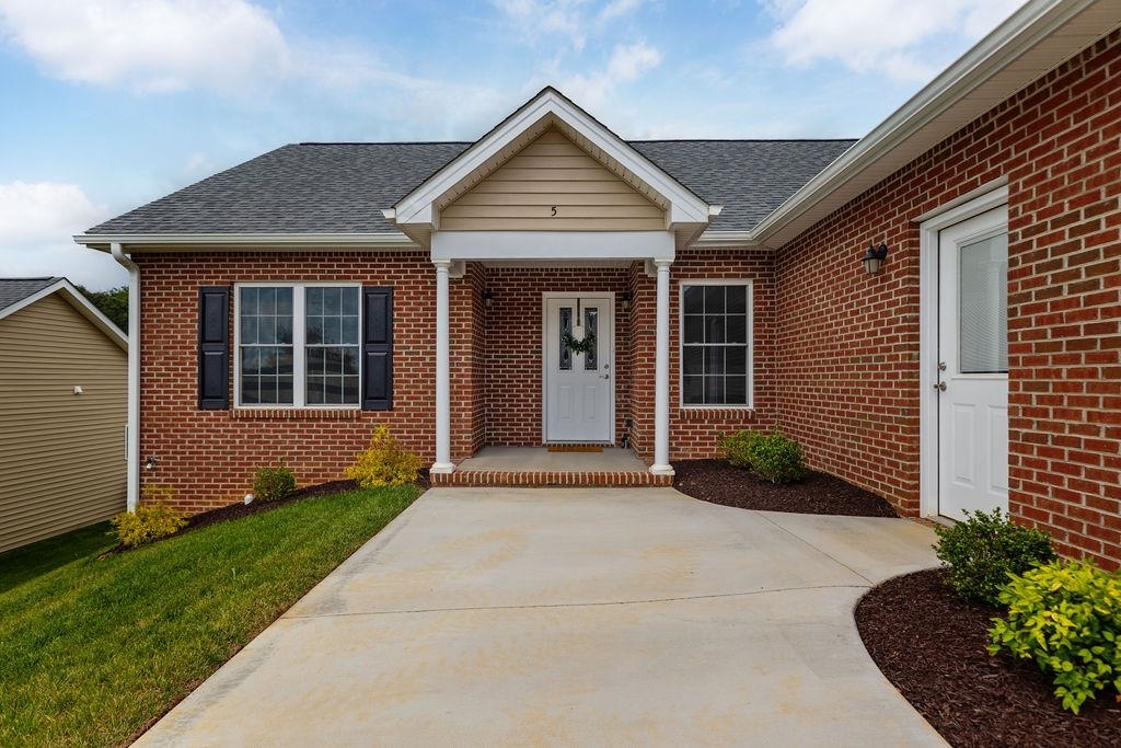 5 RIVER OAK DR, STAUNTON, Virginia 24401, 3 Bedrooms Bedrooms, ,2 BathroomsBathrooms,Residential,5 RIVER OAK DR,678924 MLS # 678924