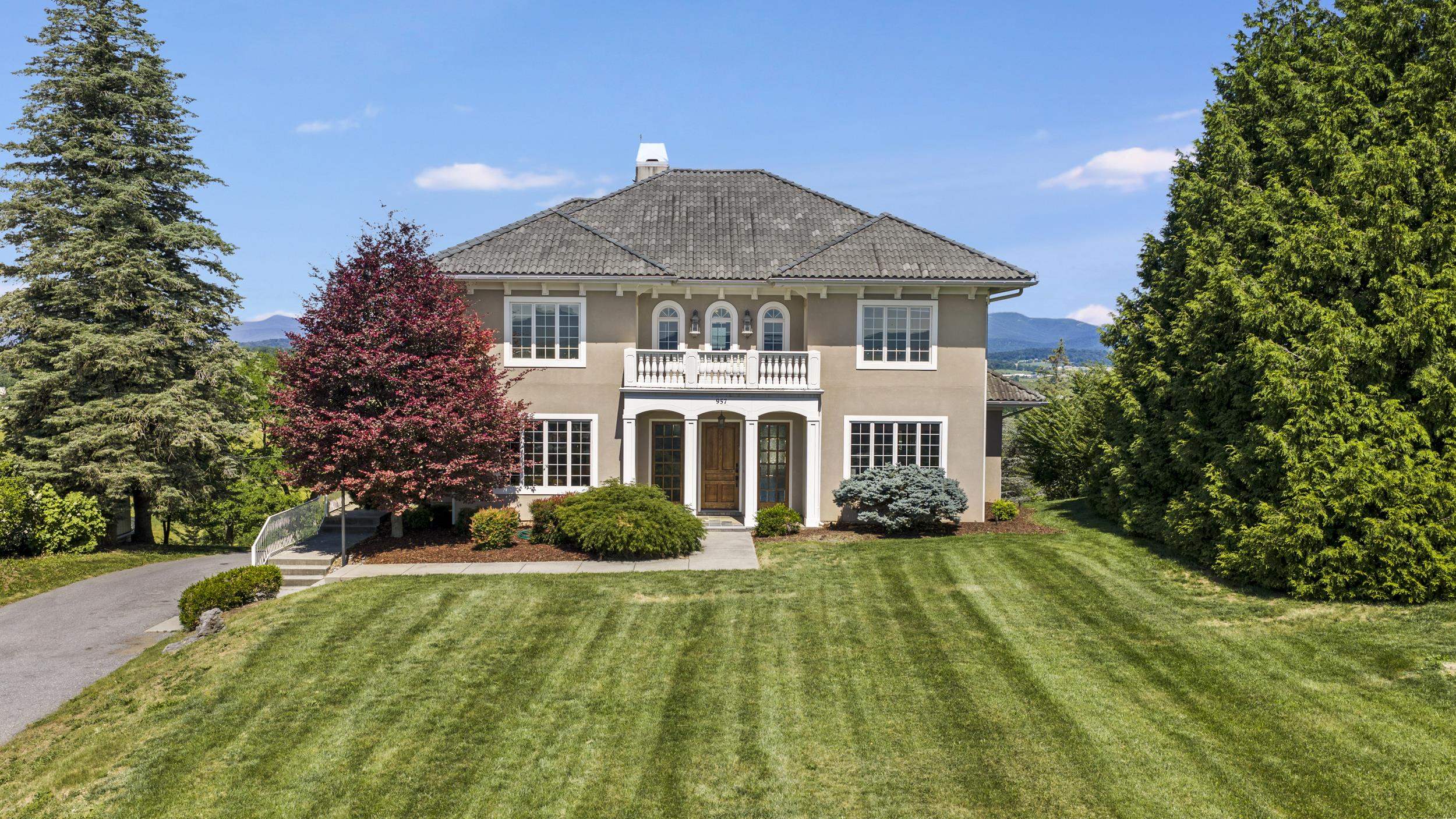 Maintain your lush grass with the sprinkler system. Maintain your lush grass with the sprinkler system.