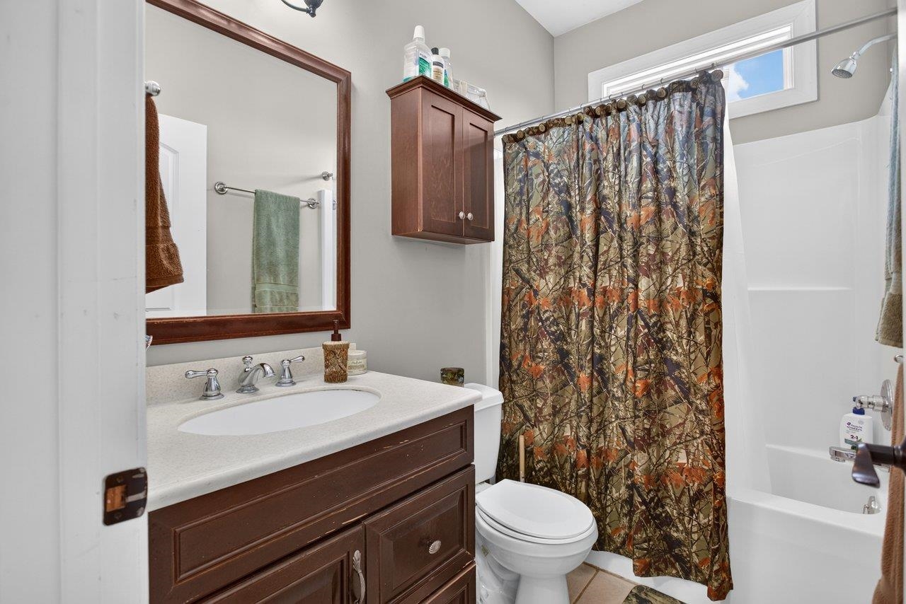 *tub/shower combo *tile floors