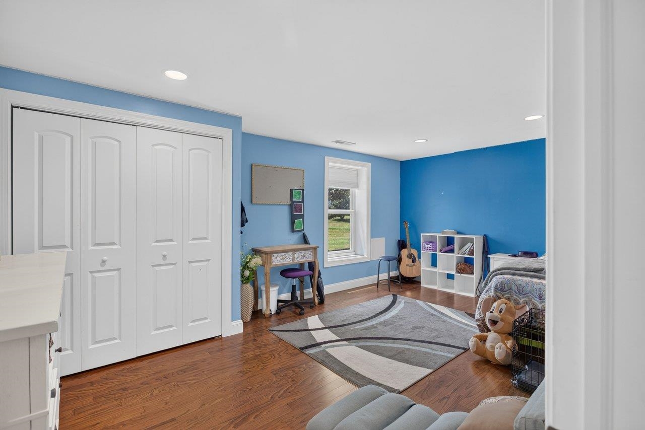 *great sized room *Laminate floors
