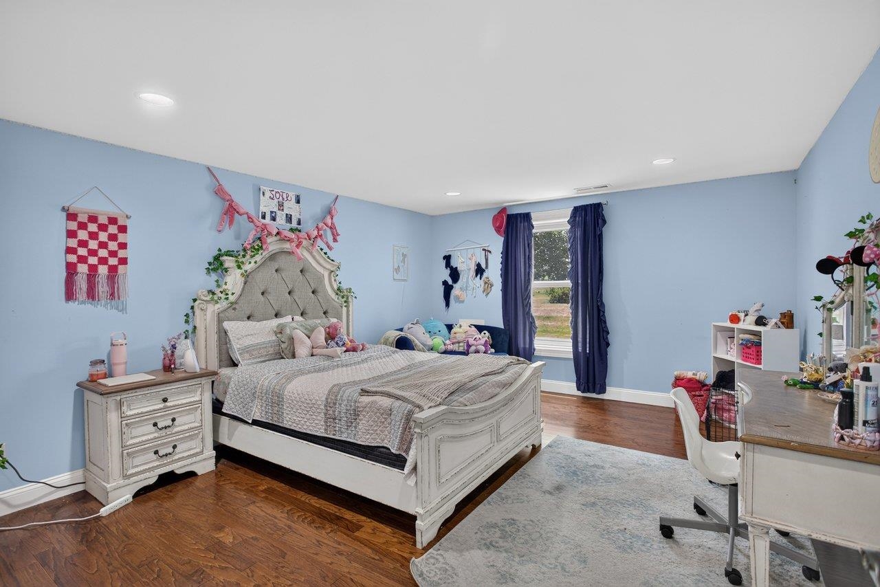 *another great sized room *Laminate floors